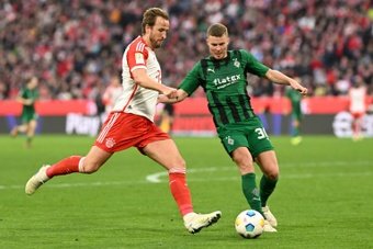 Harry Kane scored the go-ahead goal to help Bayern Munich to a 3-1 comeback home win over Borussia Moenchengladbach on Saturday, keeping hot on the heels of leaders Bayer Leverkusen, who won 2-0 at Darmstadt.