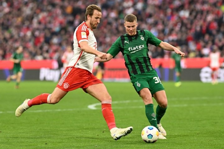 Kane scores to help Bayern keep pace with leaders Leverkusen