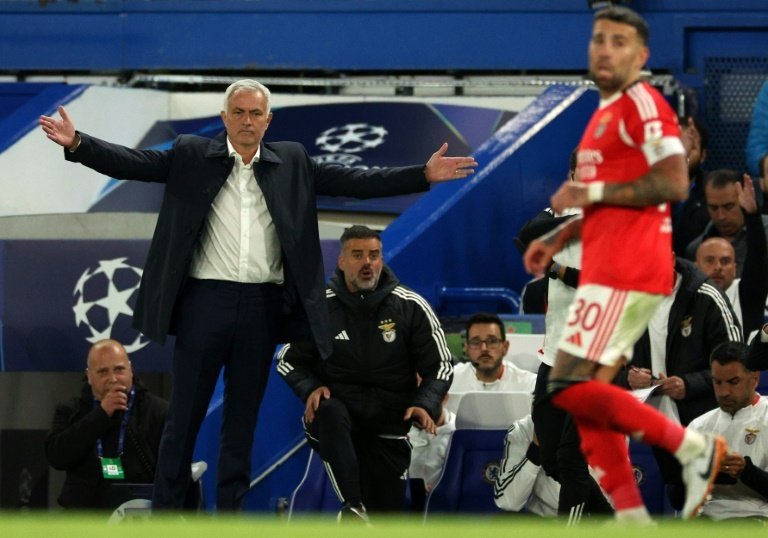 Benfica de Mourinho é derrotado no retorno ao Chelsea