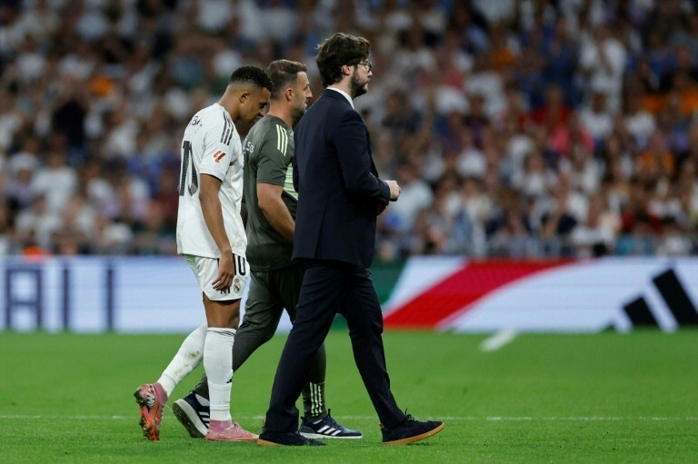 Mbappé fará exames para avaliar 'pequeno problema' na concentração da França: Deschamps