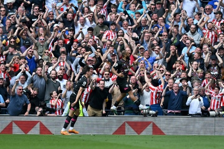 Struggling Spurs beaten by Brentford, Arsenal try to delay City title party