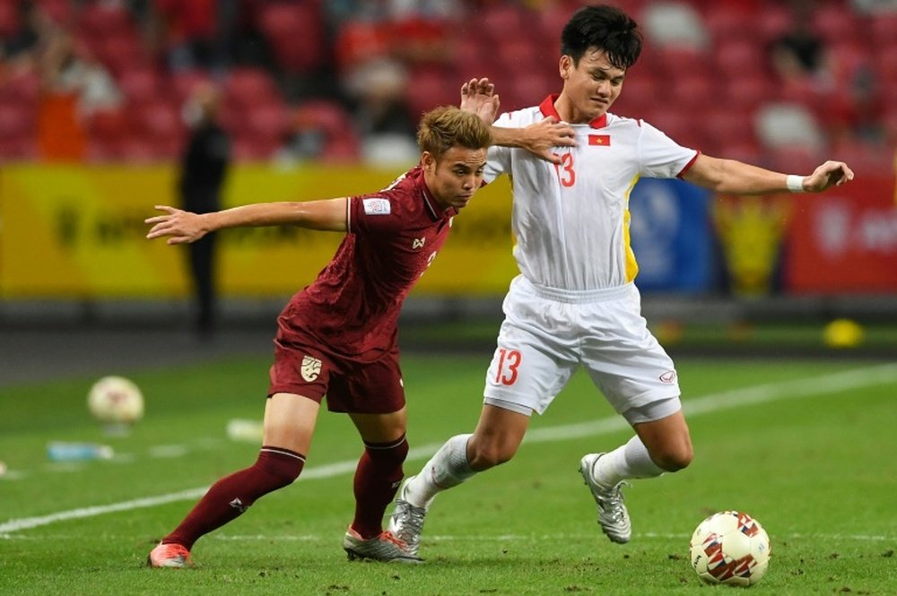 Bunmathan fights for the ball with Vietnams Ho Tan Tai during the AFF Suzuki Cup semi-final. AFP