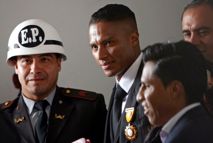 Ecuador president rewards Valencia for decade at Man Utd