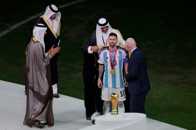 Fans baffled as World Cup trophy is delivered to Qatar final in