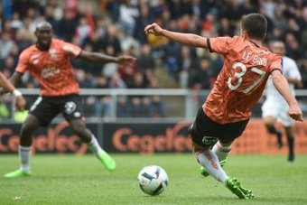 Ten-man Lorient beat Lille