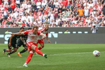 Harry Kane scored twice as Bayern Munich beat Eintracht Frankfurt 2-1 at home, while RB Leipzig tightened their grip on fourth spot with a 4-1 home victory over Borussia Dortmund on Saturday.