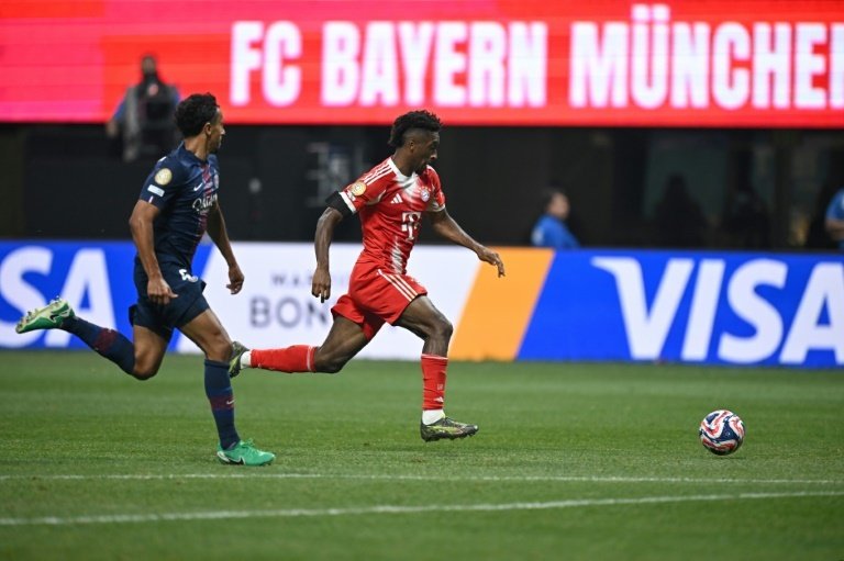 Kingsley Coman lascia il Bayern Monaco dopo quasi dieci anni per trasferirsi all'Al-Nassr in Arabia Saudita, dove ritroverà Cristiano Ronaldo e Sadio Mané. L'esterno francese ha salutato i tifosi con un commosso messaggio sui social, ricordando il suo lungo percorso in Baviera.
