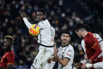 Roma halt mini-stoop with Spezia win