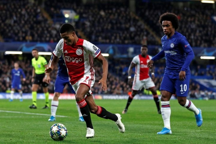 Ajax forward Neres out until winter break with knee injury