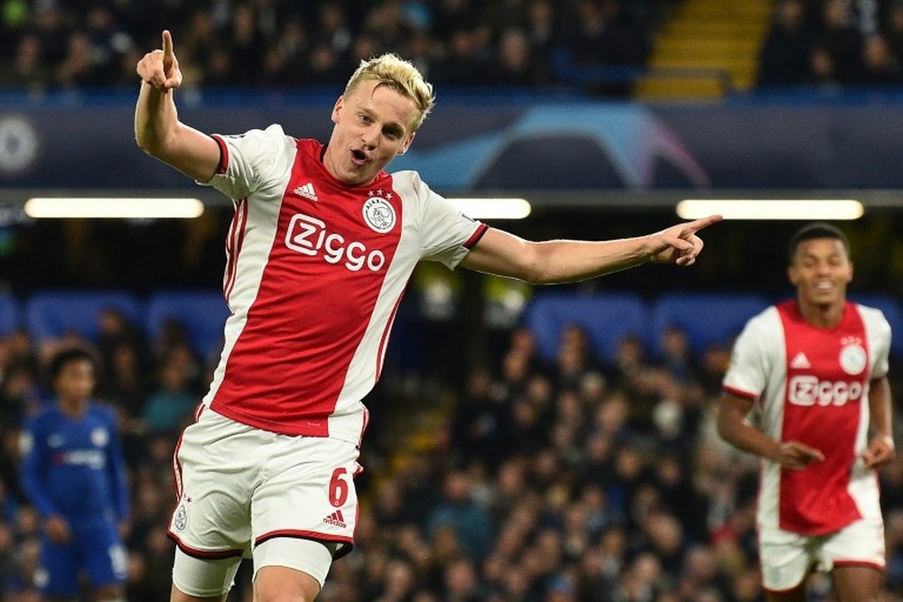 Man Utd's Van de Beek honours ex-Ajax teammate Nouri with shirt number