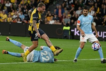 Scottish striker Jason Cummings scored a hat-trick as Central Coast Mariners stunned heavy favourites Melbourne City 6-1 to win a rollicking A-League grand final on Saturday.