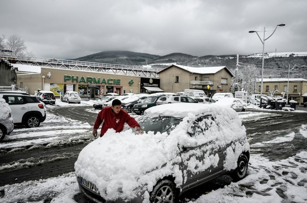 April snowfall postpones Ligue 1 match. AFP