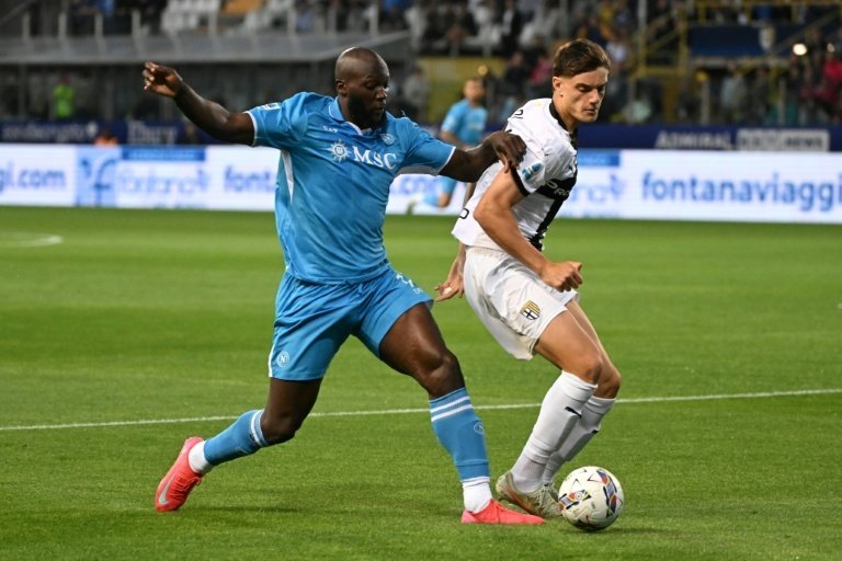 Arne Slot, allenatore del Liverpool, ha confermato l'arrivo del giovane difensore Giovanni Leoni dal Parma per 35 milioni di euro, battendo la concorrenza di Milan e Inter.
