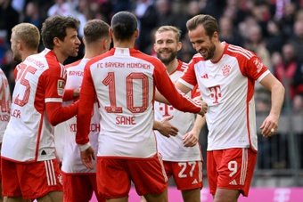 Harry Kane scored a hat-trick as Bayern Munich thumped Mainz 8-1 on Saturday, equalling a 60-year-old record and keeping alive his team's hopes of catching leaders Bayer Leverkusen.