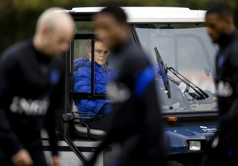 ï»¿Dutch World Cup woes deepen after Van Gaal hurts hip