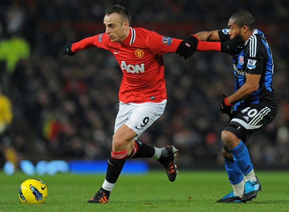 Dimitar Berbatov (L) has become the forwards coach at strugglers Etar. AFP