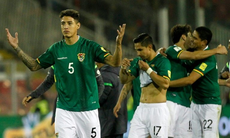 Bolivias Nelson Cabrera (L) and teammates celebrate after tying with Chile 0-0 in Santiago. AFP
