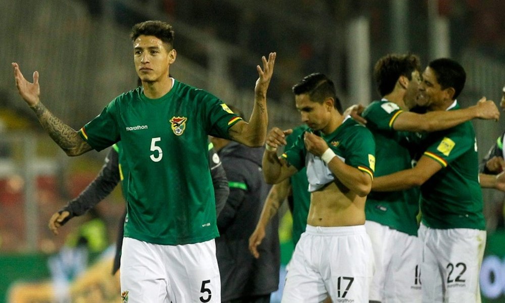 Bolivias Nelson Cabrera (L) and teammates celebrate after tying with Chile 0-0 in Santiago. AFP