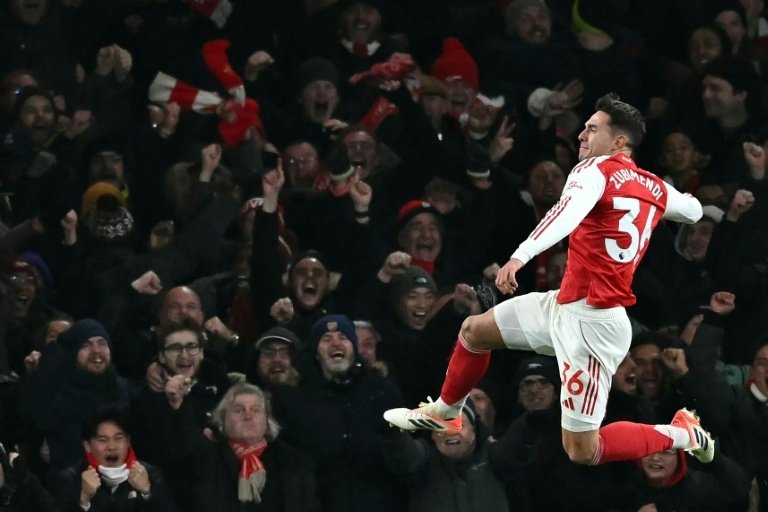 Arsenal met fin à la série victorieuse de Villa, Man Utd trébuche