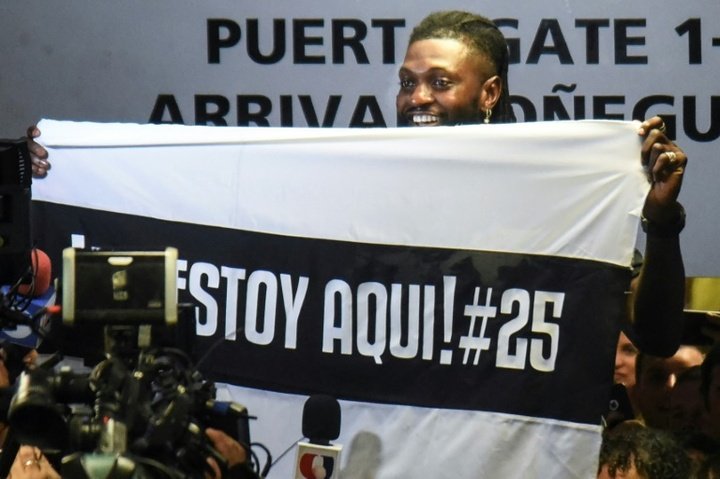 Hundreds of Olimpia fans welcome Adebayor to Paraguay