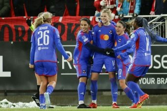 Holders Barcelona hammered Rosengrad 7-0 on Thursday to reach the Women's Champions League quarter-finals as Salma Paralluelo scored twice for the hosts.