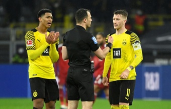 Jude Bellingham and Marco Reus argue with referee Felix Zwayer during their defeat to Bayern. AFP