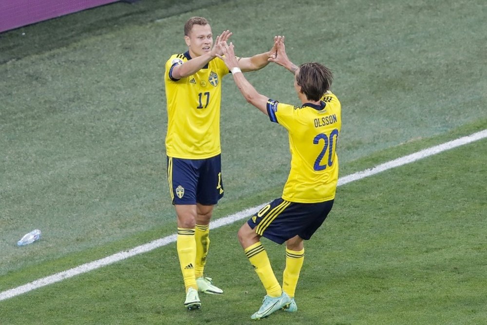 Viktor Claesson (L) scored a dramatic late winner against Poland. AFP