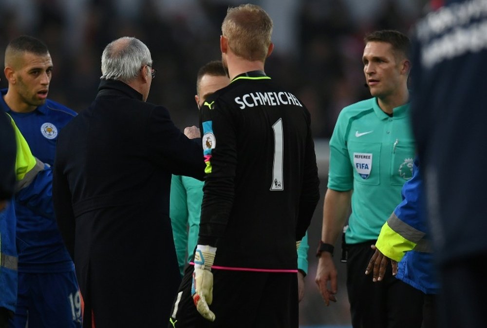 Leicester Citys manager Claudio Ranieri (2nd L) talks to referee Craig Pawson (R) at half-time during their English Premier League match against Stoke City, at the Bet365 Stadium in Stoke-on-Trent, on December 17, 2016