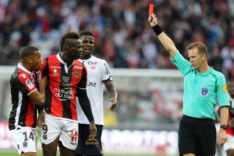 Balotelli scores and is sent off in Nice win