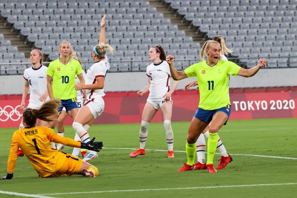 Stiria Blackstenius (R) got two goals as Sweden beat the USA 3-0. AFP