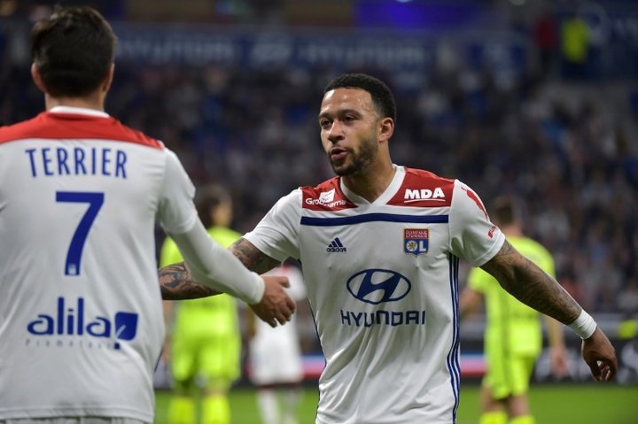Depay helps Lyon end winless streak