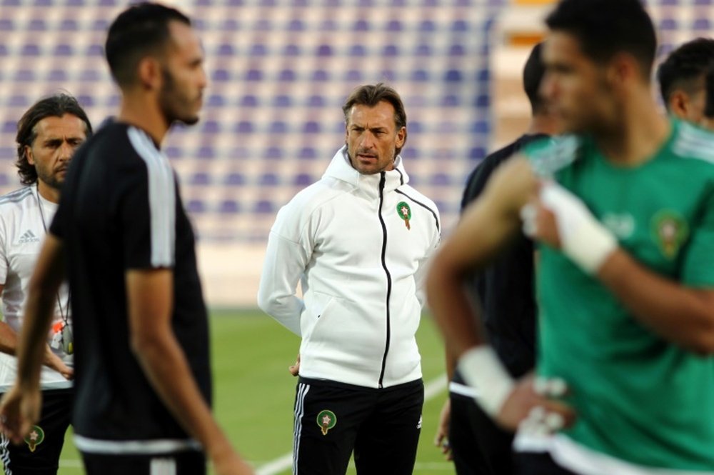 Moroccos French head coach Herve Renard (C) attends a training session with his players at the Sheikh Tahnoun Bin Mohammed Stadium in Al Ain, on January 5, 2017, ahead of the African Cup of Nations