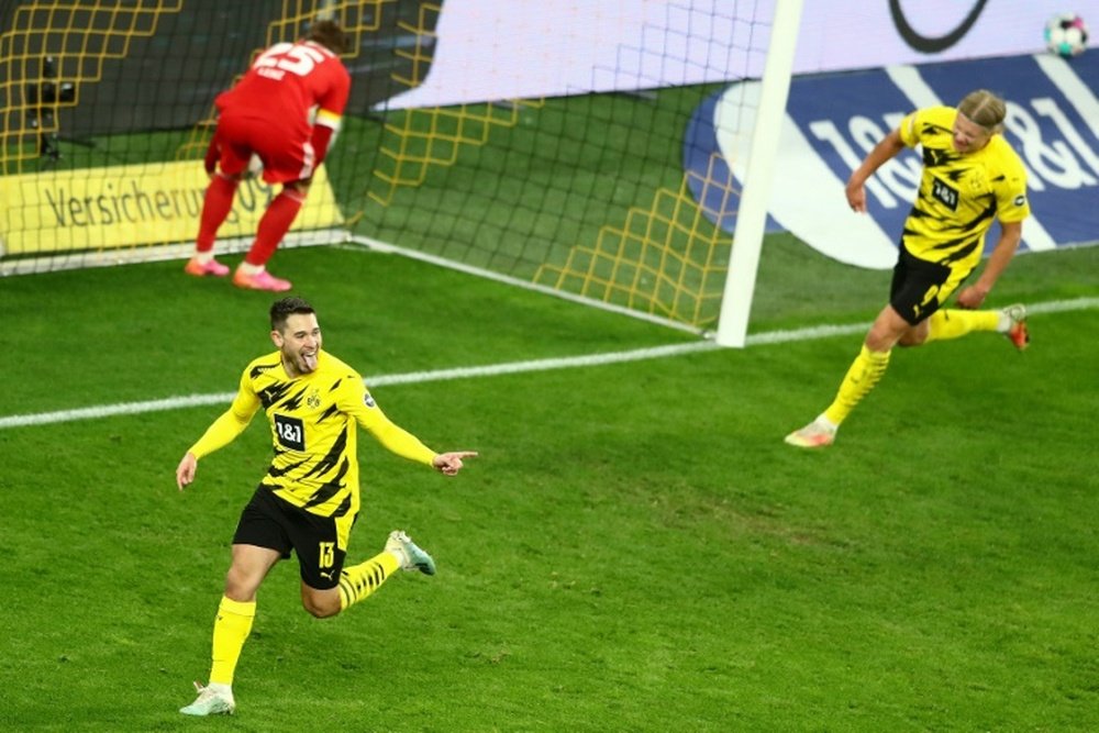 Guerreiro keeps Dortmund in Champions League hunt