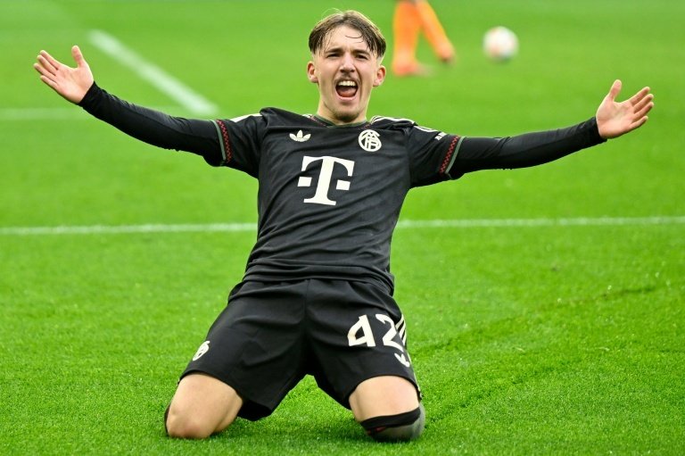 Bayern Munich scored three goals in the last half hour to win 3-0 at a 10-man Borussia Moenchengladbach on Saturday, staying five points clear at the top of the table.