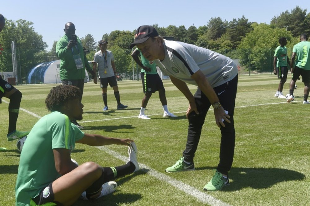 Nigeria coach Gernot Rohr talks to Arsenal forward Alex Iwobi in their World Cup training camp. AFP