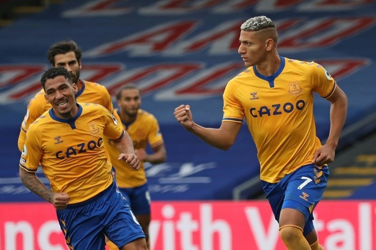 Everton given helping hand as Richarlison penalty extends perfect start