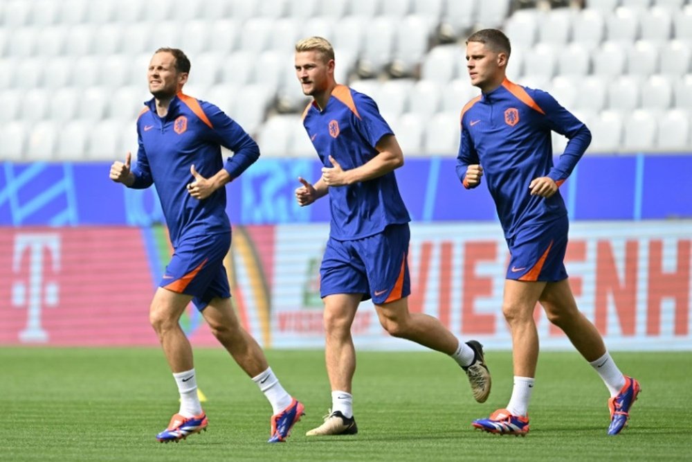 Daley Blind (L) warned his teammates to expect fervent Turkish support on Saturday. AFP