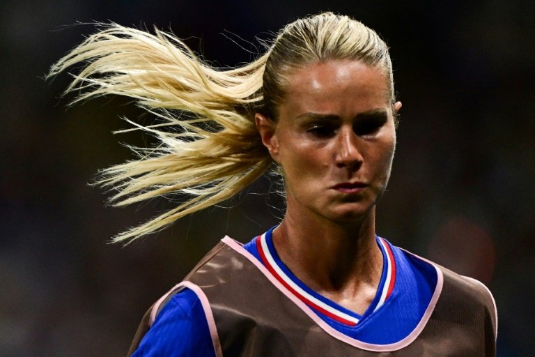 France's Amandine Henry retires from international football