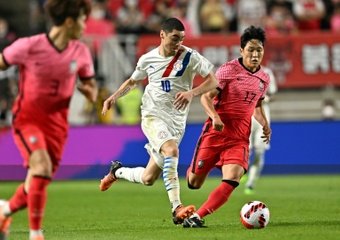 Almiron fights for the ball with Na Sang-ho during a match between South Korea and Paraguay. AFP