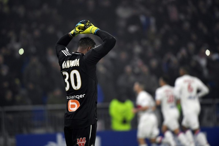 Mandanda blunder helps Lyon beat Marseille