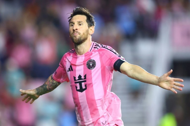 Lionel Messi a marqué deux buts et délivré une passe décisive, menant l'Inter Miami à une victoire 3-2 contre DC United samedi. Ce succès rapproche le club floridien des playoffs de la MLS Cup.