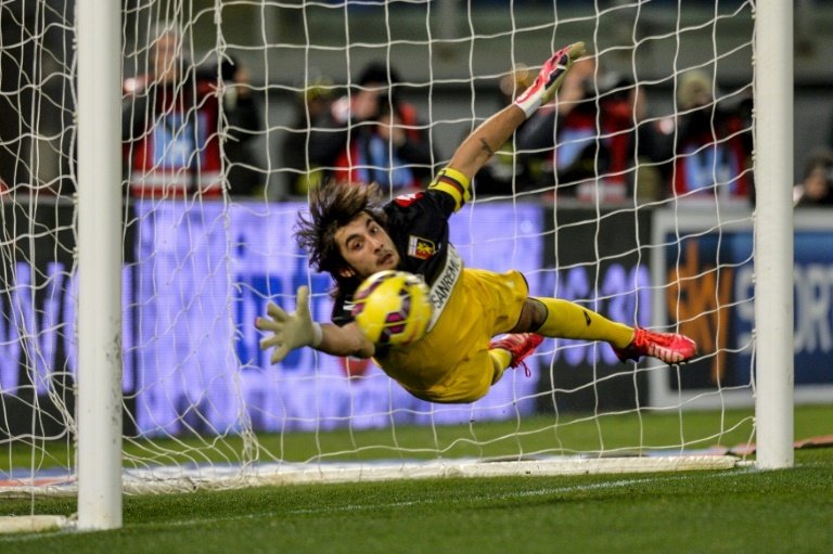 Genoa goalkeeper Perin suffers knee ligament rupture