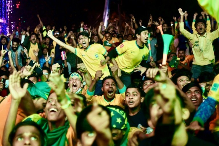 Thousands of Bangladeshi fans of Brazil's football team cheered and blared vuvuzelas in Dhaka Tuesday to celebrate the Latin American giant's victory against South Korea in the World Cup.