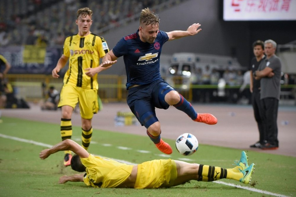 Manchester Uniteds English defender Luke Shaw (C), pictured on July 22, 2016, only recently returned from a double leg-break, and Englands medical staff decided he shouldnt train with the team, replacing him in training with Arsenals Tafari Moore