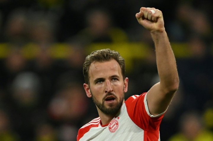Kane hits hat-trick as Bayern thrash Dortmund to keep pace with leaders Leverkusen