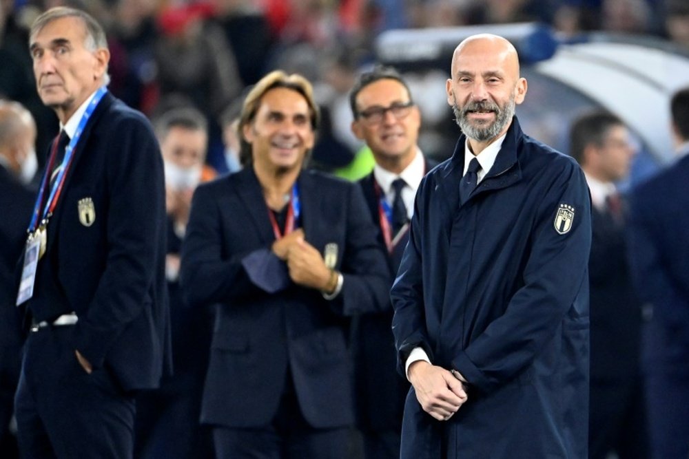 Gianluca Vialli (R) has been been fighting cancer for the last five years. AFP