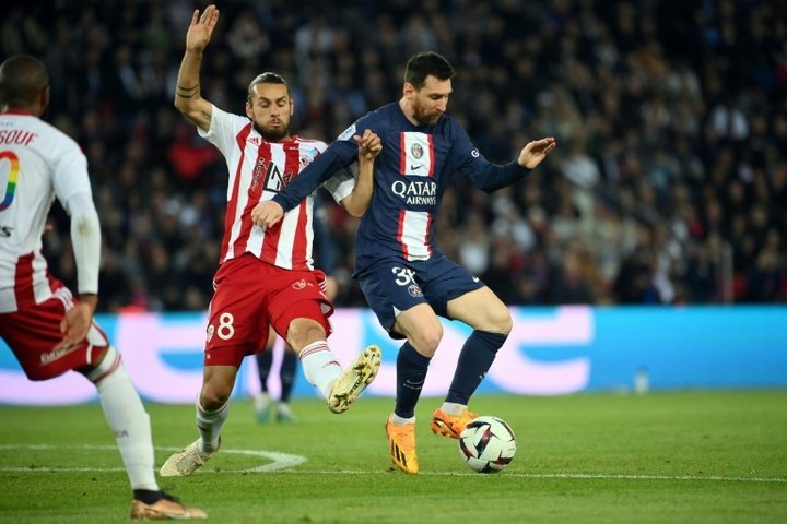 PSG edge closer to title as Messi jeered on return