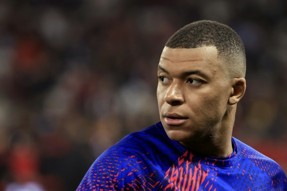 PSG remove Kylian Mbappe from their website