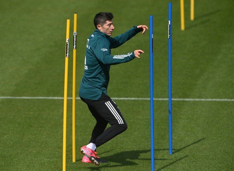 Lewandowski to resume chase for Mueller's record in Bundesliga return