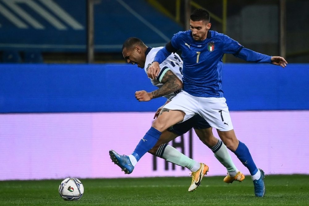 Lorenzo Pellegrini (R) pulled up injured in Italy training. AFP